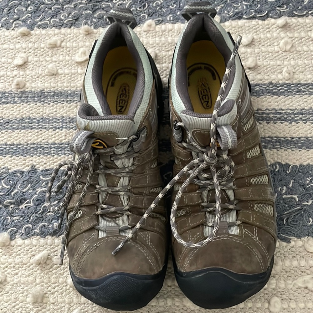 Woman’s Keen steel toe work boots. Size is 10w (wide)